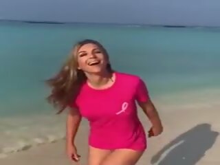 Elizabeth hurley - yläosattomissa bikinit uimapuku 2017-18: seksi klipsi 1a | xhamster