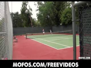 Provocerande tennis milfs är fångad sträckning före en match