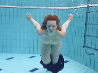 Agung sempit dicukur alat kemaluan wanita remaja lenka di bawah air