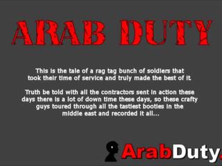 Arab prostituate brought înapoi pentru soldier de bază pentru orgie