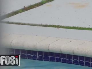 Mofos -blonde skylar vox dostane pov výstrek thereafter bazén