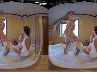 Exceptional pechugona lesbianas amantes tomando un lleno de vapor burbuja bañera en este vr espectáculo