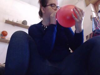 Seven squirting orgasmer på seven inflated ballonger til