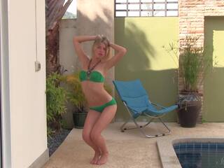 Poserar poolen! ung modell wendy reveals henne liten garvade brösten!