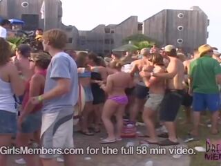 Università ragazze spogliarello nudo su fase in anteriore di enorme folla sporco film film