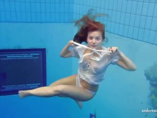 Bajo el agua nadando piscina seductress zuzanna