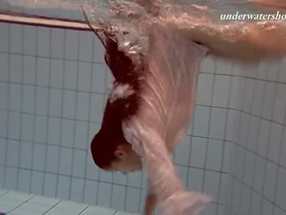 Erótico bajo el agua adolescente nadando