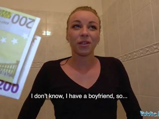 Público agente múltiplo orgasmos como apertada cona esticada em público quarto de banho