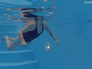 Blondinke tetovirane ozko drobcene diva mimi cica swims oblačila brezplačno