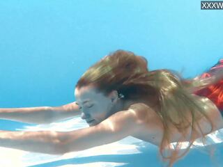 เล็ก วัยรุ่น ivi rein endures the ฟรี เปล่า การว่ายน้ำ