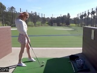 Nadya nabakova поставя тя путка на показ при на голф курс