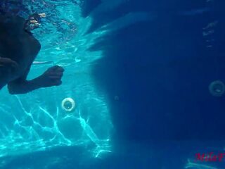 Două fete inpulit dreapta sub apa în the piscina: adolescenta xxx film