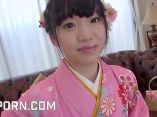 -עשרהier יפני צעיר אישה לָבוּשׁ ב kimono כמו terrific מציצות ו - כוס עוגית x מדורג אטב vids