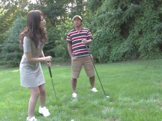 Eager bruneta miluje sání těžký šachta na the golfové. | xhamster