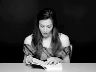 Femeie are orgasm în timp ce reading book- stoya