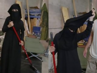 Tour av krigsbyte - muslim kvinna sweeping golv blir noticed av lystnadsfull amerikansk soldier