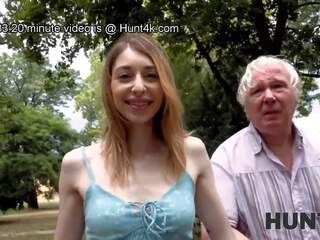 Hunt4k. husmor och gammal människa spendera fria tid av har vuxen video- med andra