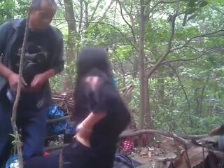 एशियन कदम पिता करते हुए बेरबक में the woods साथ छोटा prostitut