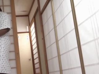 Japanska gift kvinna försök henne stor svart tuppar för den först tid