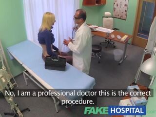 Fakehospital αδύνατος/η ξανθός/ιά λαμβάνει γιατροί συμβουλή Ενήλικος συνδετήρας movs