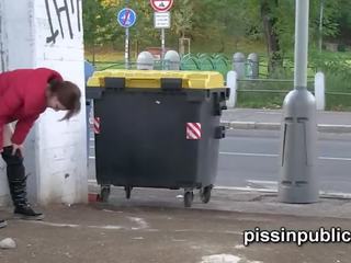 Pohled na the zvláštní spots na urinate tito holky nalezeno v the město
