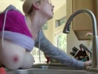 Krūtinga neištikimybė žmona susitrenkiau apie virtuvė counter: nemokamai nešvankus filmas 8d | xhamster
