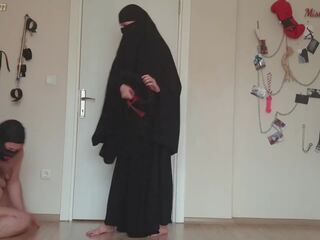 Muzułmański adolescent canes tłusta niewolnik