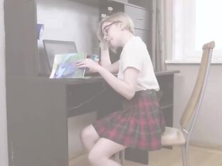 Abby lleva su escolar uniforme a masturbarse