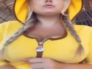 Digivande blondin flätor flätor pikachu suger & spits mjölk på enormt klantskallar studsande på dildon snapchat kön filma videor