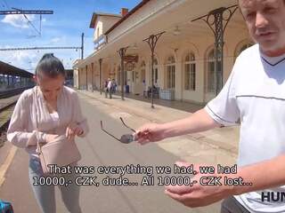 Hunt4k. jong dame met paardenstaart heeft vies video- dat geeft winst naar haar echtgenoot