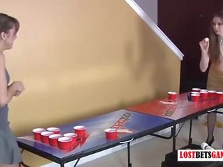 Δυο όμορφος/η κορίτσια παιχνίδι στριπτίζ μπύρα pong
