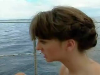 Berpayu dara besar lesbian keseronokan pada sailing kapal layar