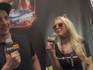 Avn 2016 alix lynx و نيكي delano interviews
