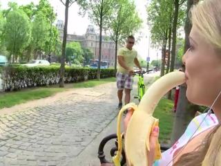 Turista pollastrella prende raccolto su e scopata profondo immediately dopo mangiare un banana