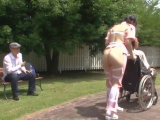 Subtitled bizarní japonská napůl nahý caregiver venku